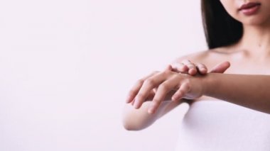 El kremi süren Koreli bir Asyalı kadın.