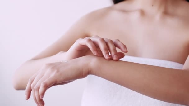 Περιποίηση σώματος γυναίκα εφαρμογή κρέμα χεριών μετά το μπάνιο — Αρχείο Βίντεο
