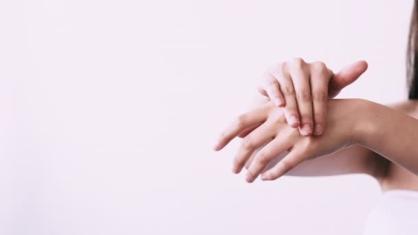 Handpflege Haut nährende Frau schmiert Creme — Stockvideo