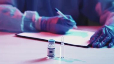 Aşı raporu Coronavirus hemşiresi küçük şişeyi ele geçirdi
