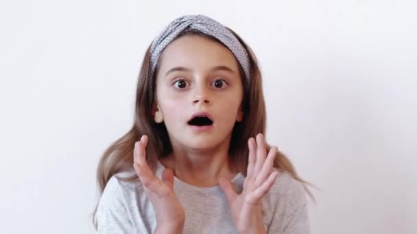 Şok olan çocuk dehşetten korkar dehşete düşmüş kız — Stok video