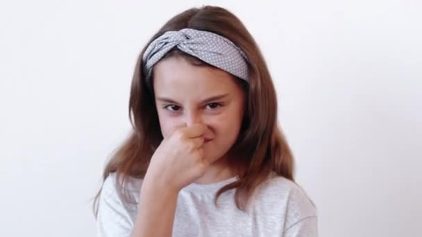 Zdegustowany dzieciak wybredny niegrzeczny dziewczyna odrzucając ofertę — Wideo stockowe