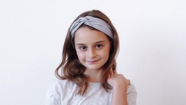 Unge skönhet själv kärlek självförtroende stolt liten flicka — Stockvideo