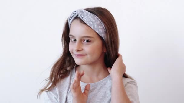 Criança tímida inocência menina sorridente feliz posando — Vídeo de Stock