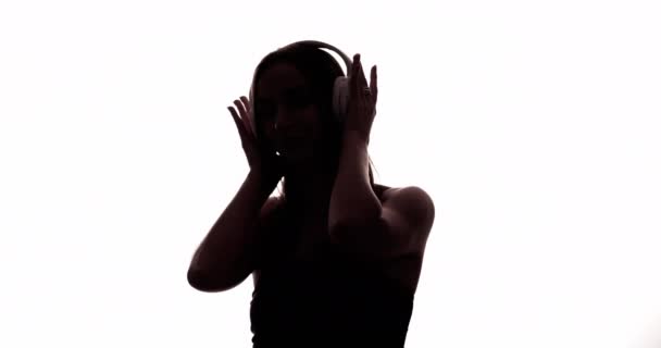 Mulher silhueta música chillout menina em fones de ouvido — Vídeo de Stock