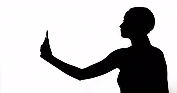 Femme silhouette social media fille selfie sur téléphone — Video