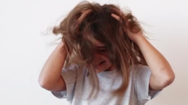 Eğlenceli çocuk çocukluk, neşeli kız saçlarını savuruyor. — Stok video