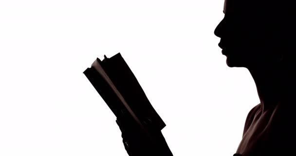 Vrouw silhouet lezen poëzie met open boek — Stockvideo