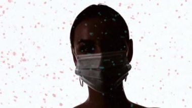 Mikroplu maskeli kadın solunum yolu enfeksiyonu