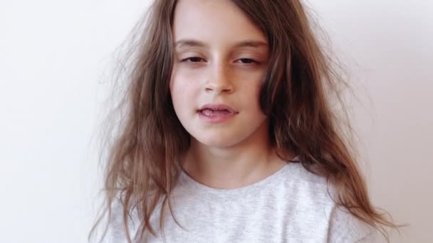 Senne dziecko bezsenność zmęczenie zmęczenie zmęczenie dziewczyna ziewanie — Wideo stockowe