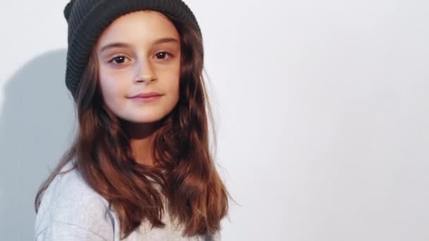 Enfant mode urbain regard confiant fille posant — Video