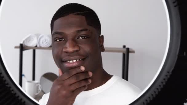 Knappe zwarte man ochtend grooming gezichtsverzorging — Stockvideo