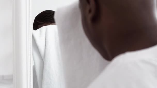 Männliche Gesichtspflege glücklich schwarz Mann Morgen Pflege — Stockvideo