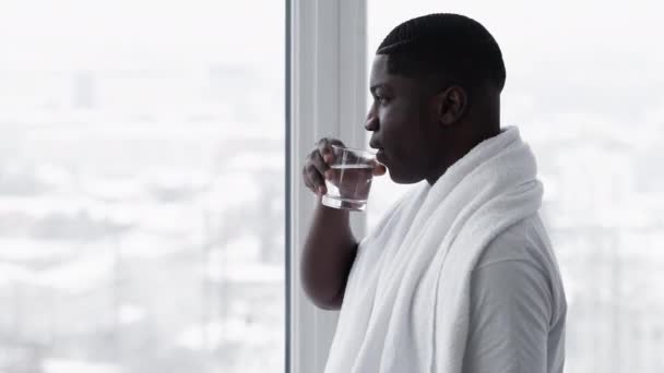 Zdravý ranní hipster černošky muž hydratace život — Stock video