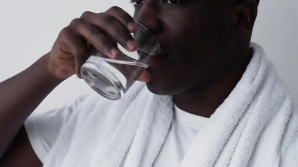 Zdravý ranní černošky muž hydratace životní styl — Stock video