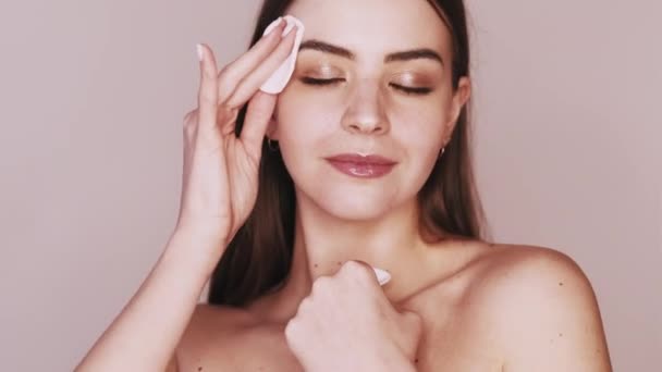 Cuidados faciais mulher limpeza da pele com almofada de algodão — Vídeo de Stock