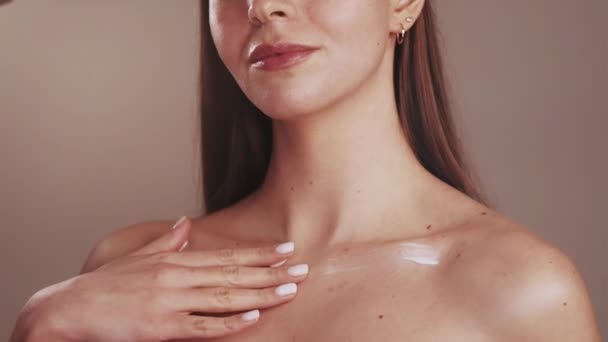 Cuidado de la piel del cuerpo spf protección mujer aplicar crema — Vídeo de stock