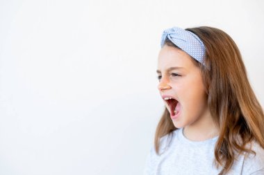 yaramaz çocuk portresi öfke nöbeti geçiren kız bağırıyor