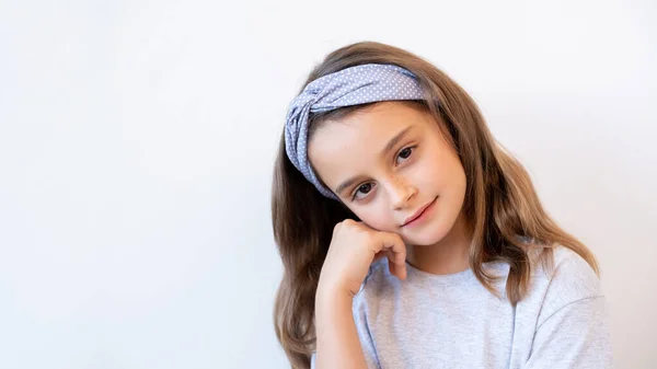 Pensativo criança retrato devaneio bonito menina rosto — Fotografia de Stock
