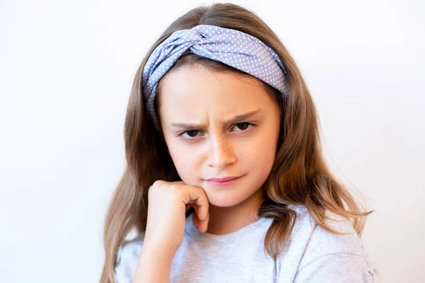 Sértett gyerek portré boldogtalan makacs lány arc — Stock Fotó