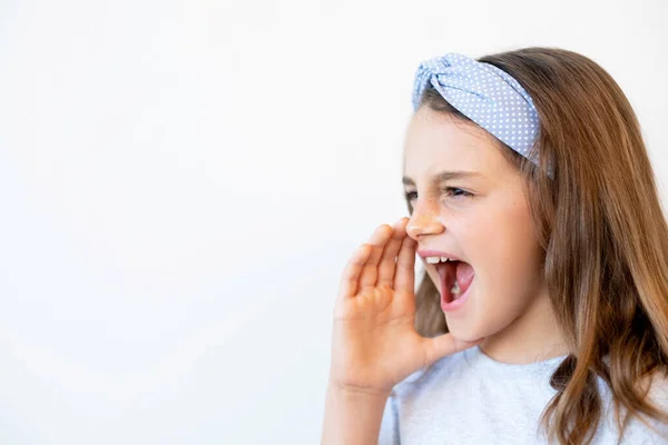 Criança anúncio animado menina pequena gritando — Fotografia de Stock
