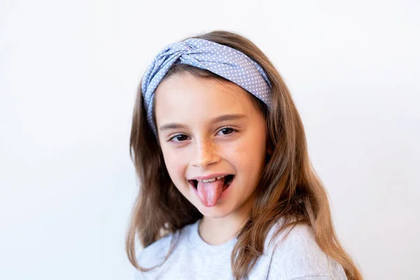 Criança brincalhão retrato diversão infância menina alegre — Fotografia de Stock