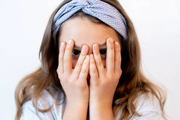 Niño asustado ocultar y buscar juego linda chica peekaboo —  Fotos de Stock