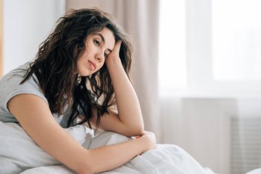 Sabah yalnızlığı hafta sonu endişesi kadın yatağını üzdü