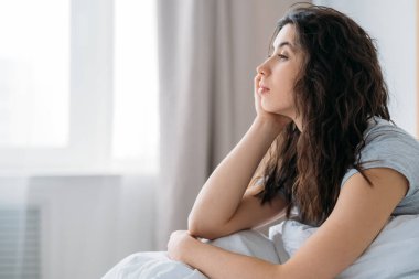 Sabah depresyonu ev yalnızlık üzgün kadın yatağı