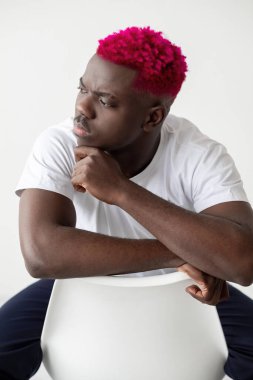 Kafası karışmış bir adam siyah hayatlar önemli düşünceler planlar