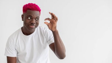 İronik siyah adam, küçük boy parmak.