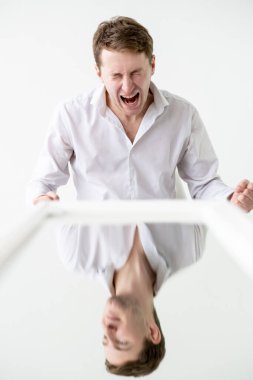 Öfkeli adam bipolar bozukluk duygusal öfke patlaması