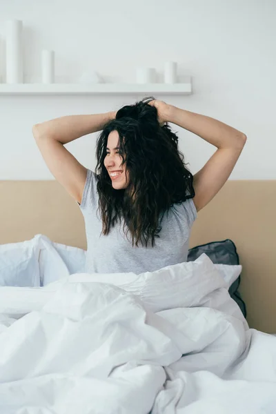 Rano energia dom weekend szczęśliwa kobieta w łóżku — Zdjęcie stockowe