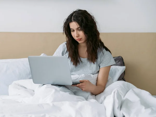 Gadget ochtend remote werk vrouw met behulp van laptop bed — Stockfoto