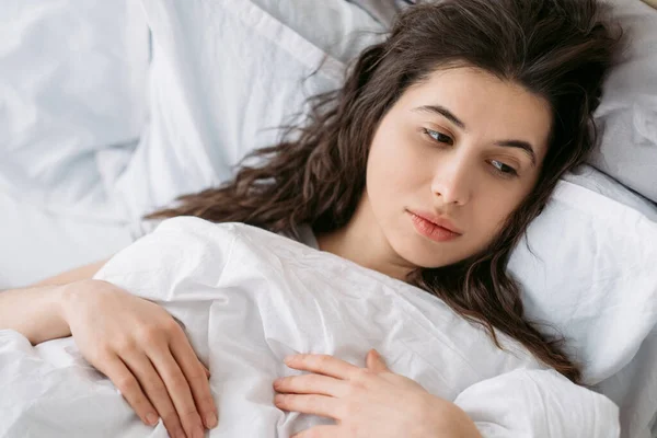 Triste mañana fin de semana melancolía molesto mujer en la cama —  Fotos de Stock