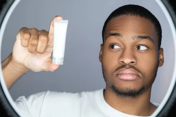 Cuidado facial masculino africano mockup cara crema tubo —  Fotos de Stock