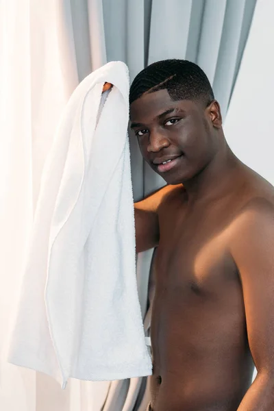 Shirtless black man hygiene treatment bathroom — Stock Photo, Image