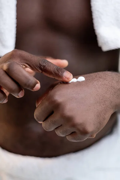 Feuchtigkeitsspendende Handcreme für männliche Körperpflege — Stockfoto