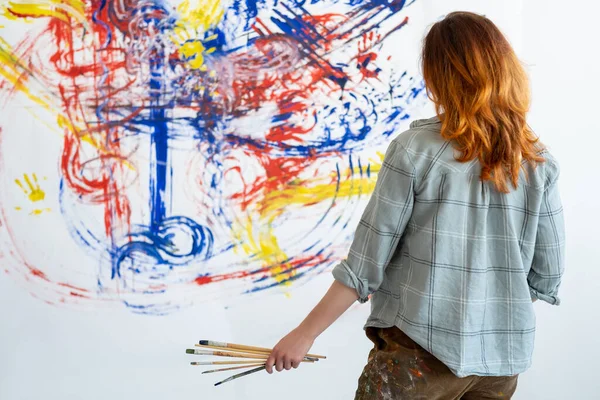 Terapia da arte mão pintura mulher quadro abstrato — Fotografia de Stock