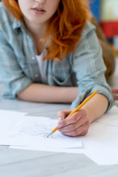 Teckning hobby konst skola kvinnlig konstnär med penna — Stockfoto