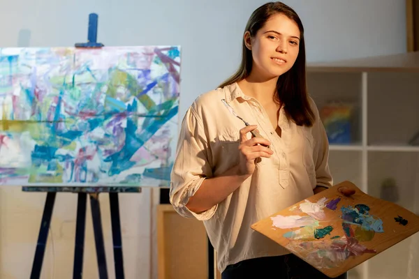 Escuela de pintura artista femenina creación de obras de arte —  Fotos de Stock