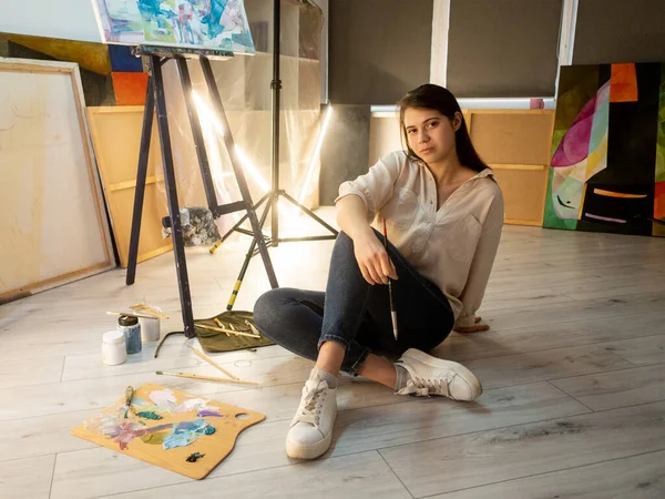 Arte estudiante mujer pintor hobby ocio creativo — Foto de Stock