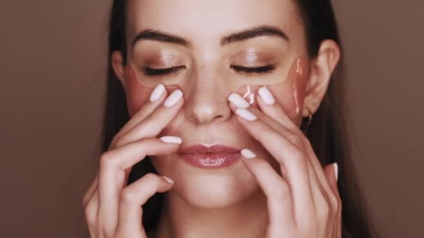 Tratamento da pele mulher tratamento facial com manchas oculares — Vídeo de Stock