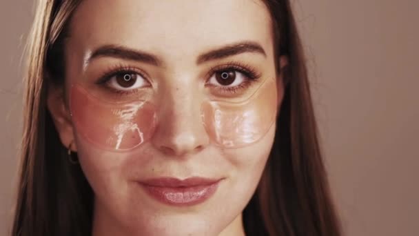Mujer anti envejecimiento cuidado de la piel con parches bajo los ojos — Vídeos de Stock