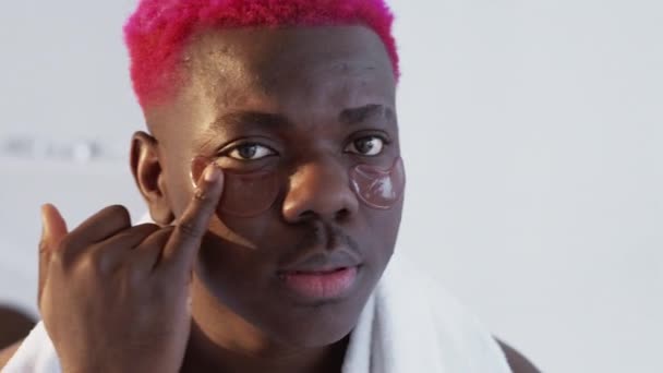 Metroseksüel siyah adam yüz bakımı güzellik prosedürü — Stok video