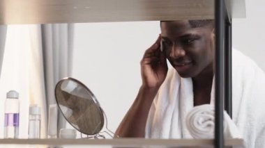 Yüz bakımı metroseksüel siyah adam nemlendirici