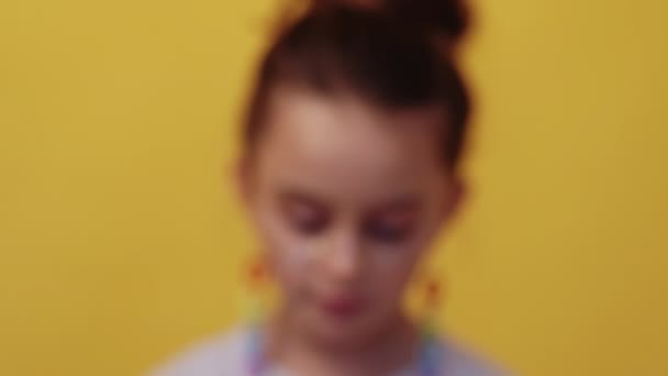 Dziecko sekret zaburzony dziewczyna pokazując cichy gest — Wideo stockowe