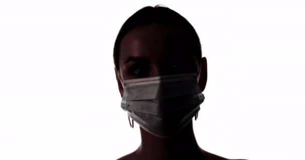 Kadın silueti yüz maskesi ile karantina altında — Stok video