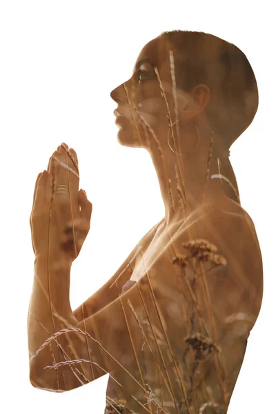 Çifte pozlama siluet çayır dua eden kadın — Stok fotoğraf