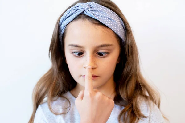 Bobo criança retrato diversão infância cruzado olho menina — Fotografia de Stock